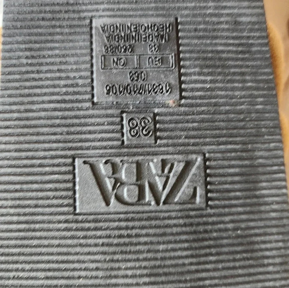 🎉HOST PICK🎉 ZARA Tan Suede 100% Leather Strap Sandals Slides size 8 - Picture 2 of 3